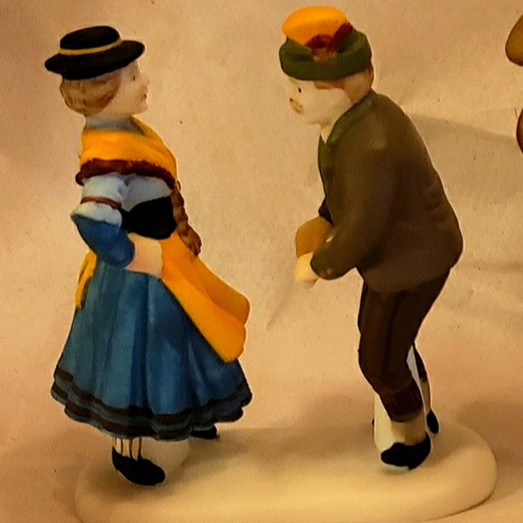 DEPARTMENT 56 - Alpine Village -Polka Fest Player Set -In...